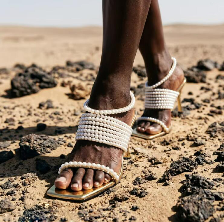 Glänzende Perlenketten-Riemche – Gold Chain Sandal Bewertung und Preis
